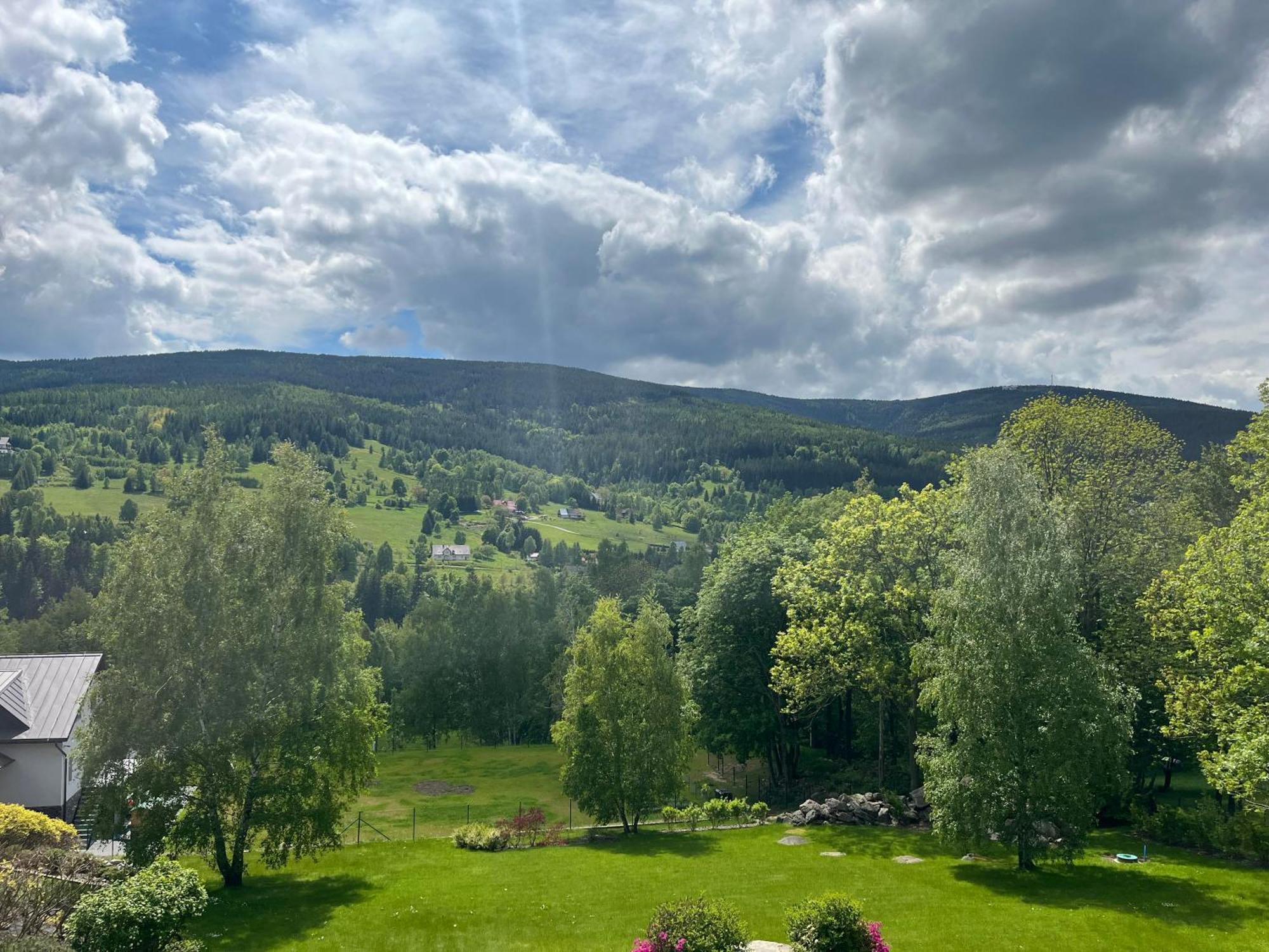 Apartamety I Pokoje Goscinne Na Jaskolczej ชเวียราโดว์-สโดรยจ์ ภายนอก รูปภาพ